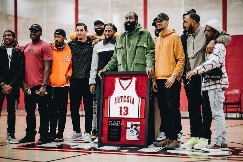 Harden về thăm trường cũ