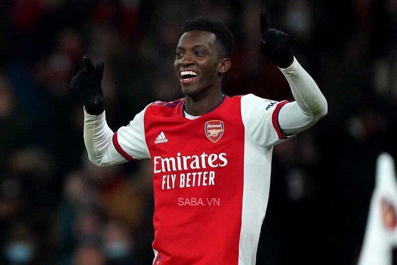 Trung phong dự bị Nketiah chói sáng với cú hattrick