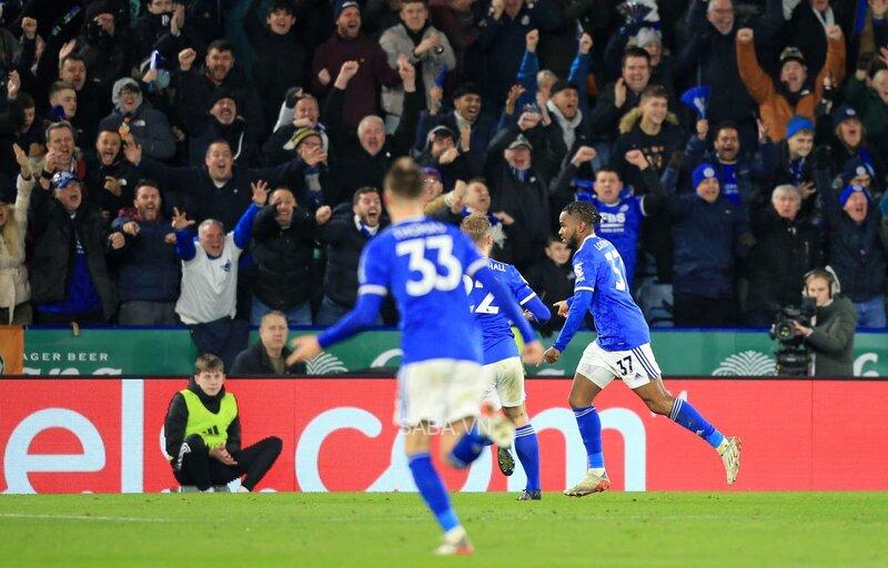 Bàn thắng duy nhất của Lookman đem về 3 điểm ngọt ngào cho Bầy Cáo