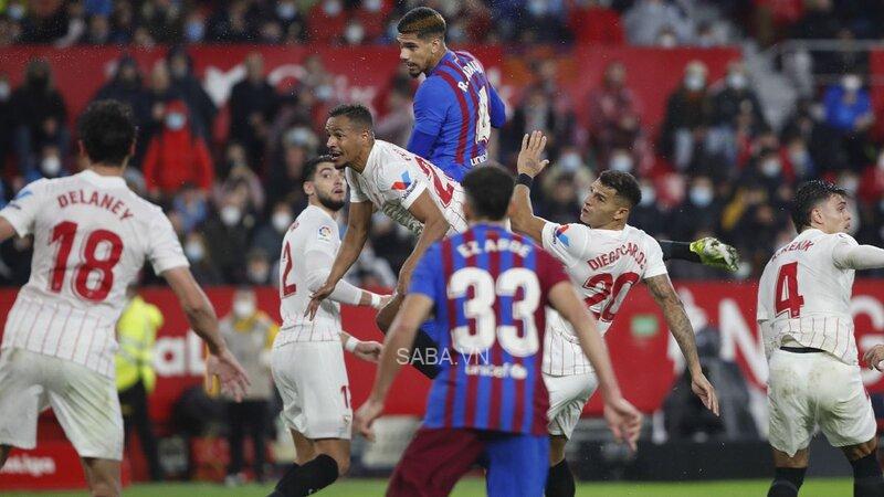 Sevilla là đội vượt lên dẫn trước sau khoảng thời gian đầu chơi nhỉnh hơn 