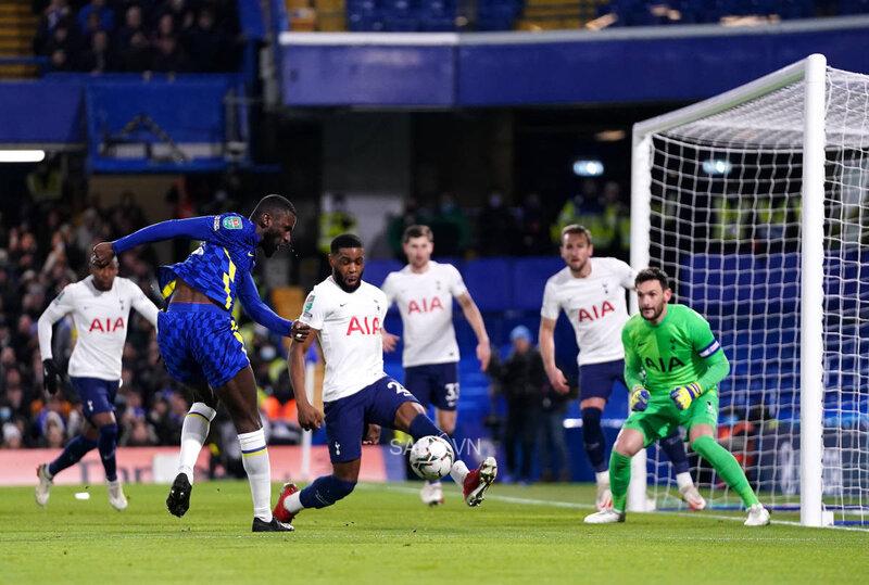 Tottenham hoàn toàn lép vế trước The Blues