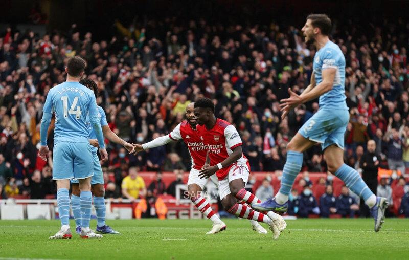 Saka đem về niềm vui cho đội chủ nhà sau những phút chơi bóng thăng hoa