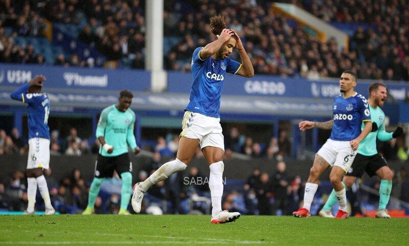 Calvert-Lewin bỏ lỡ thời cơ trên chấm 11 mét 