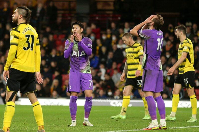 Các chân sút bên phía Gà trống liên tiếp bỏ lỡ cơ hội