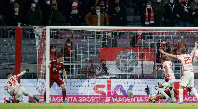 Andre Silva băng lên dũng mãnh để đệm bóng gỡ hòa cho RB Leipzig