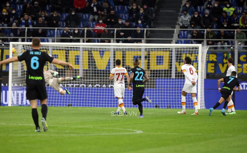 Pha bay người của Rui Patricio chỉ làm nền cho siêu phẩm của Sanchez