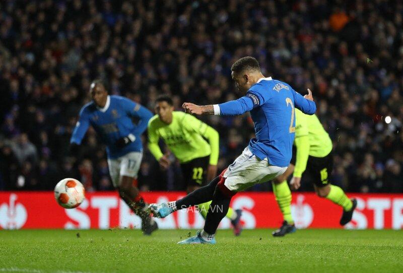 Rangers mở tỷ số của trận lượt về trên chấm phạt đền