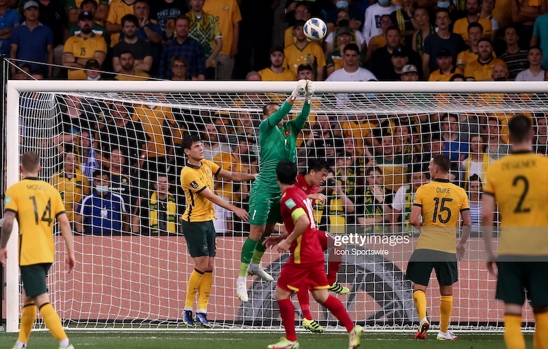 Tấn Trường được chọn để đấu với ĐT Úc nhờ lợi thế thể hình (Ảnh: Getty Images)