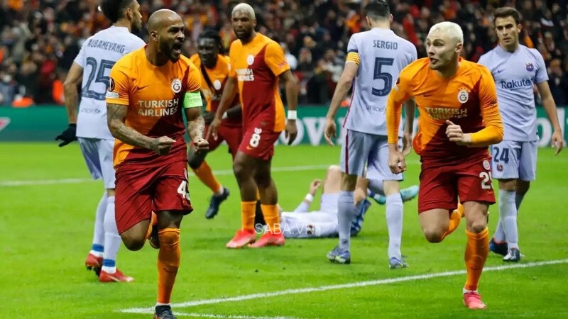 Galatasaray bất ngờ vươn lên dẫn trước nhờ pha đánh đầu của đội trưởng Marcão