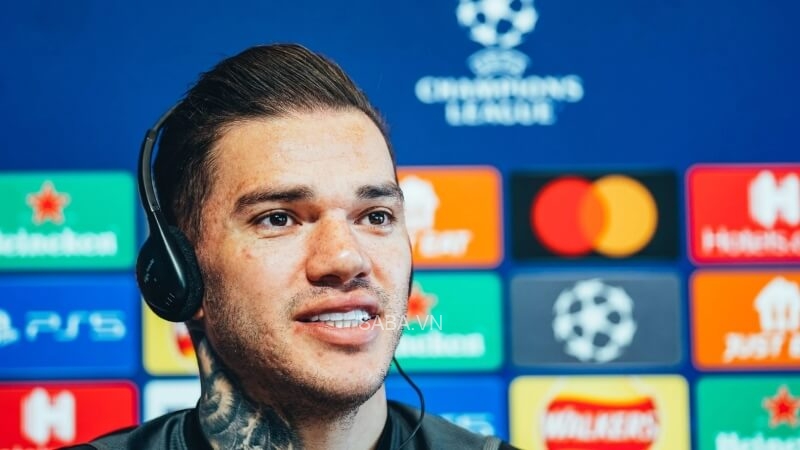 Ederson trong cuộc trả lời họp báo