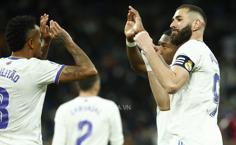 Benzema ăn mừng cùng các đồng đội. (Ảnh: Reuters)