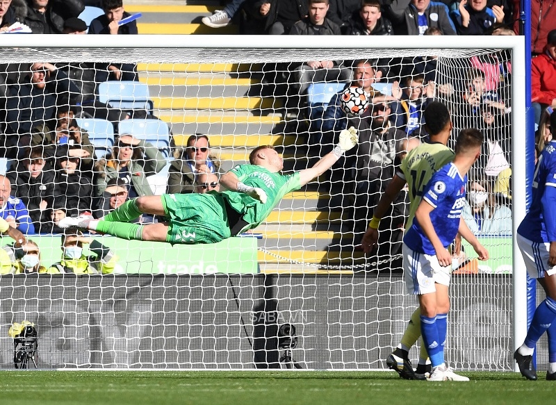 Ramsdale cũng từng cứu thua phi thường trước Leicester ở trận lượt đi