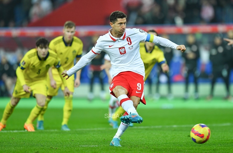 Cú đá phạt đền chính xác của Lewy mở ra chiến thắng cho Ba Lan