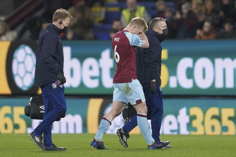 Trung vệ Ben Mee phải rời sân vì chấn thương