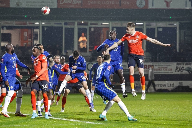 Luton bất ngờ có bàn mở điểm từ rất sớm