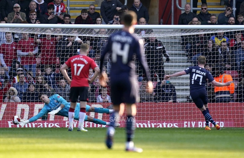 De Bruyne với quả phạt đền quyết đoán mở ra chiến thắng cho Man City