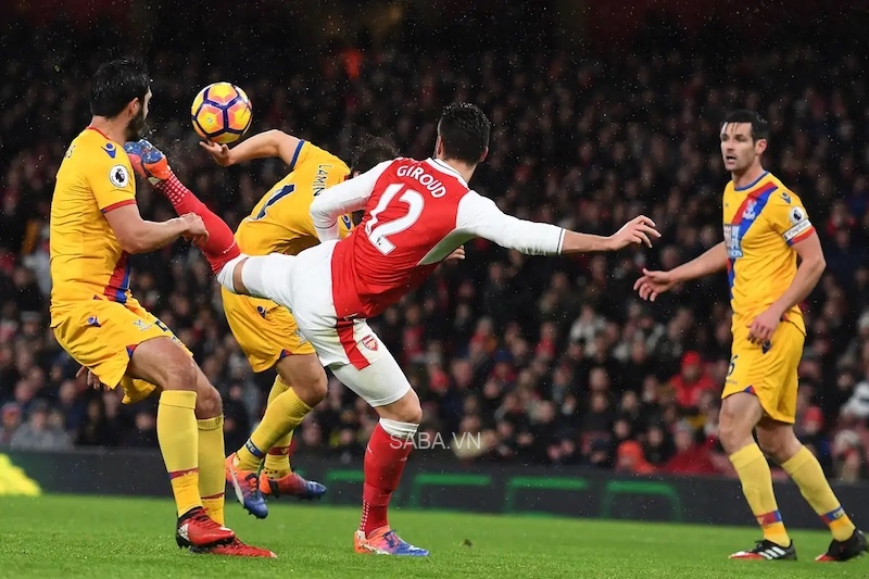 Nhưng Giroud mới là Vua bò cạp thực thụ chứ không phải Maguire