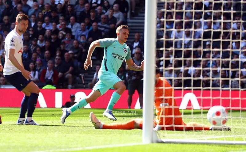 Bàn thắng muộn màng của Trossard giúp đội khách ra về với trọn vẹn 3 điểm