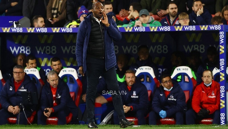 Vieira ra sát đường biên để chỉ đạo.