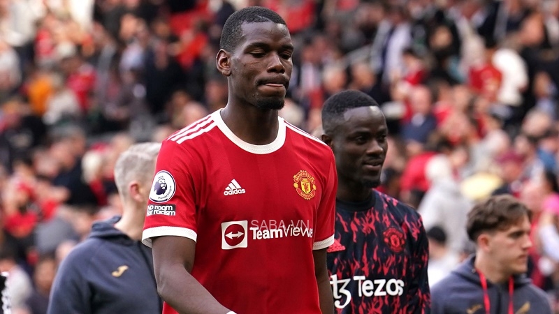 Pogba bị fan Man United chửi mắng trên sân (Ảnh: Getty)