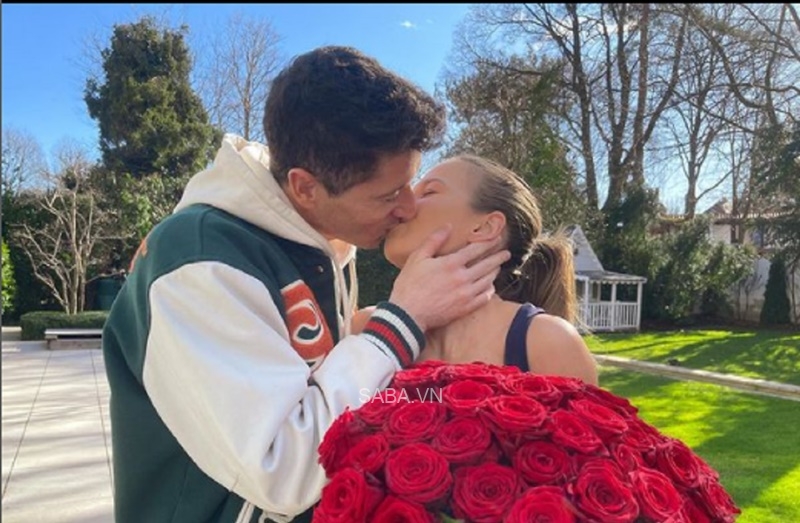 Tiền đạo người Ba Lan rất hạnh phúc bên vợ