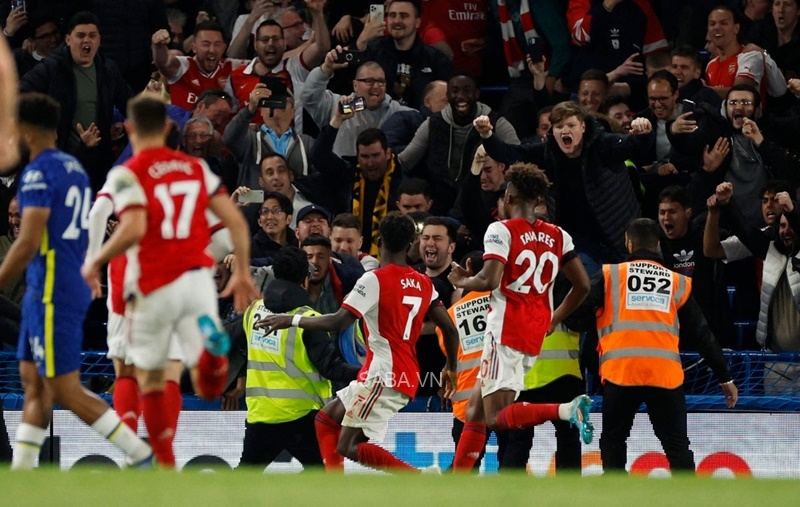 Bàn chốt hạ cảm xúc của Saka cho Arsenal