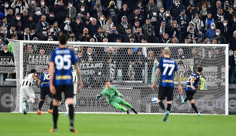 Calhanoglu thực hiện cú đá phạt đền lần thứ 2 chính xác 