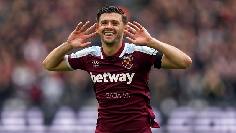 Cresswell tạo nên siêu phẩm sút phạt giữa lòng London