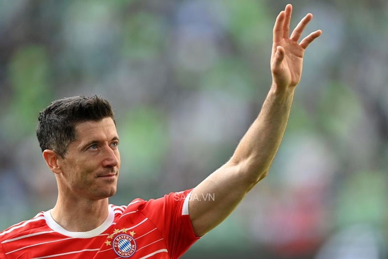 Lewy vẫy tay tạm biệt các CĐV Bayern Munich lần cuối