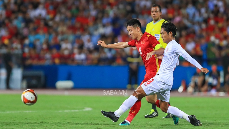 Hùng Dũng cực kỳ bình tĩnh để ra chân chuẩn xác