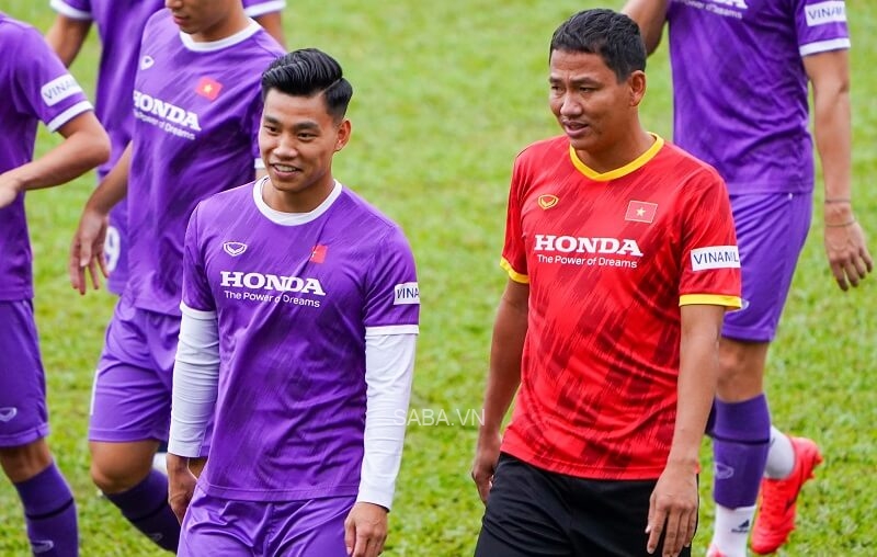 Anh Đức bên cạnh hậu vệ Vũ Văn Thanh. (Ảnh: Thanh Niên)