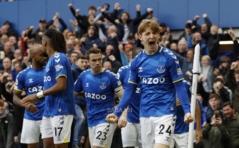 Everton thắp lại hy vọng sống khi đánh bại Chelsea