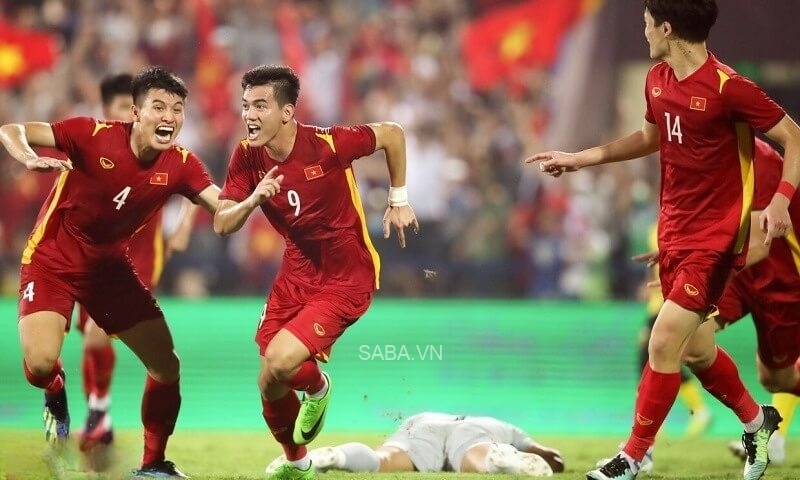 Tiến Linh ghi bàn từ pha đá phạt của Hùng Dũng (Ảnh: VnExpress)