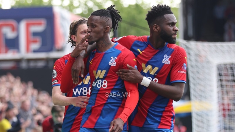 Pha lập công của Zaha tiễn Watford trở lại Championship