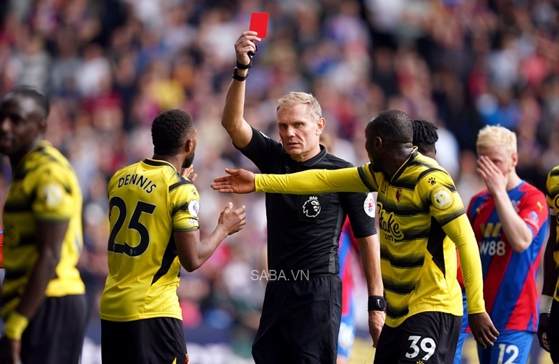 Đội khách thậm chí còn bị đuổi người trước khi hết giờ