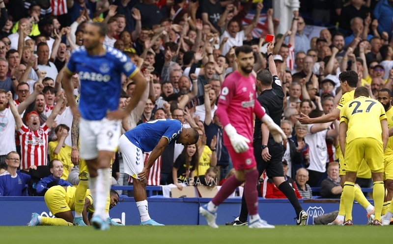 Everton nhanh chóng sụp đổ sau tấm thẻ đỏ