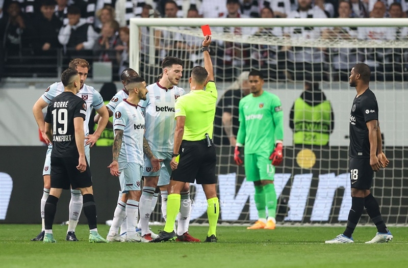 Chiếc thẻ đỏ của Cresswell đánh gục hoàn toàn West Ham