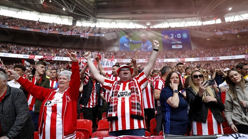 Các CĐV của Mèo đen sống lại hy vọng được hít thở bầu không khí Ngoại hạng Anh