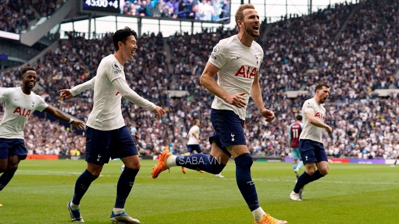 Kane mở tỷ số từ chấm phạt đền