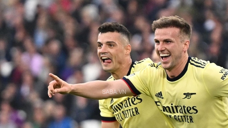 Holding tỏa sáng đưa Arsenal vượt lên