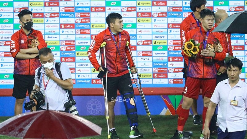 Lê Văn Xuân chống nạng lên nhận thưởng cùng các đồng đội