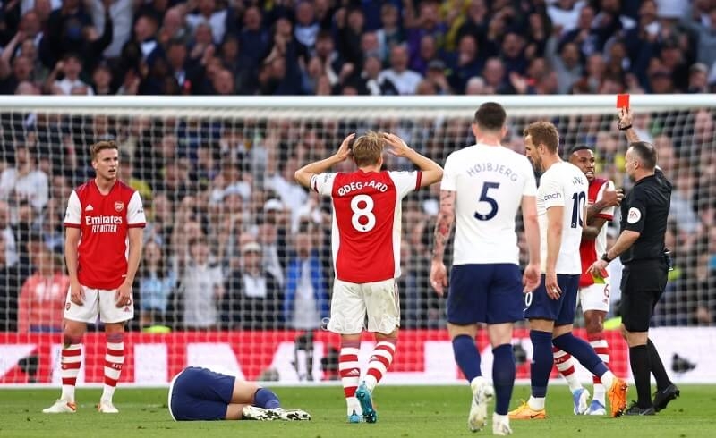 Điểm nhấn lớn nhất của trận derby vừa qua là việc trung vệ 26 tuổi bị truất quyền thi đấu 