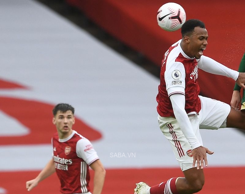 Gabriel hoặc Tierney hoàn toàn có thể đánh mất suất đá chính vào tay Lisandro Martinez