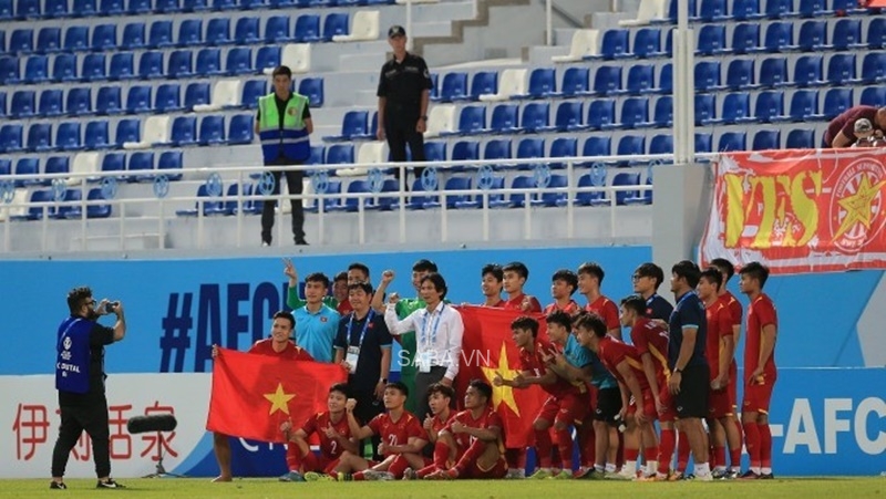 Ông Gong chụp ảnh cùng toàn đội sau trận đấu