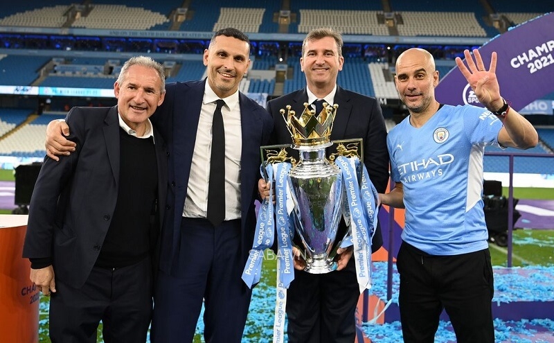 Từ trái sang phải: Giám đốc bóng đá Txiki Begiristain, Chủ tịch Khaldoon Al Mubarak, Giám đốc Điều hành Ferran Soriano và HLV Pep Guardiola.