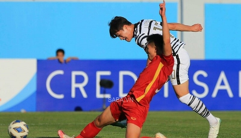 Cú sút của Park Jeong-in bị Thanh Bình cản phá. (Ảnh: VnExpress)