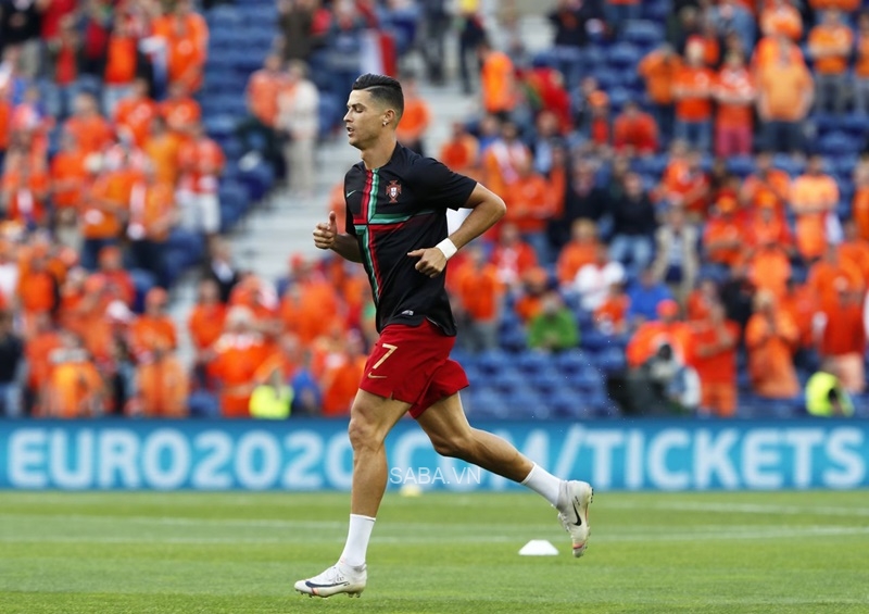 Ronaldo bất ngờ góp mặt trên ghế dự bị