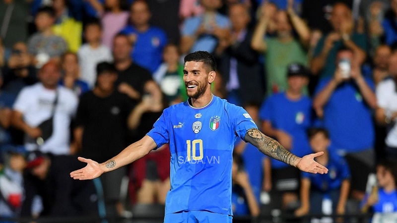 Italia dẫn 2 bàn ngay trong hiệp một