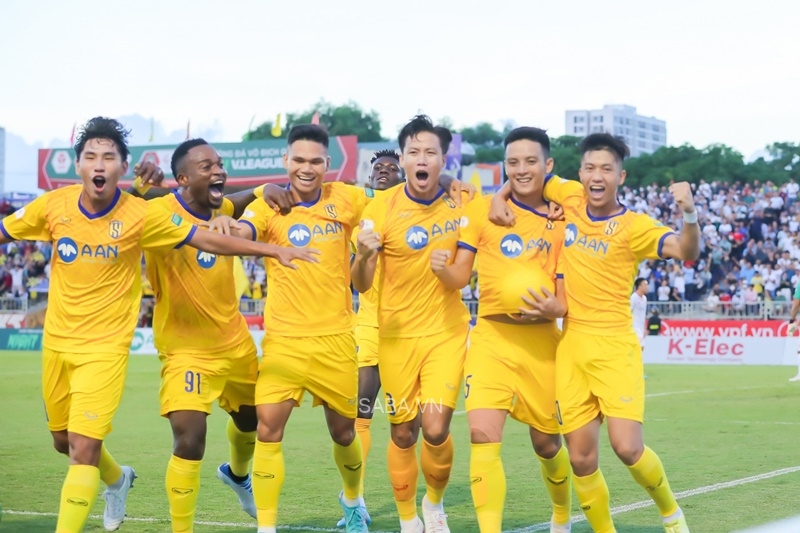 SLNA thăng hoa và hướng đến chức vô địch