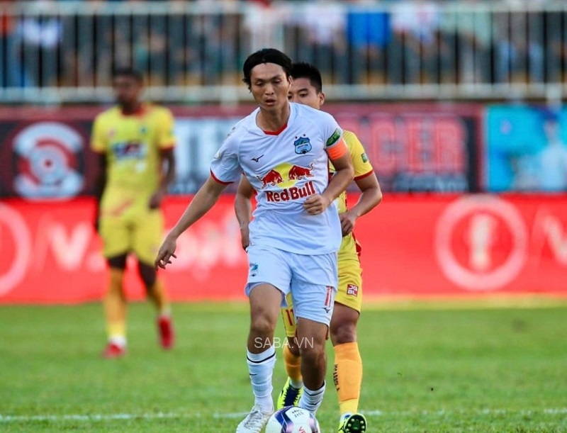 Tuấn Anh mang băng đội trưởng ở trận này
